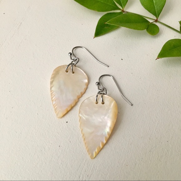 Mother Pearl Arrowhead Pendant Drop Earrings - Picture 4 of 5